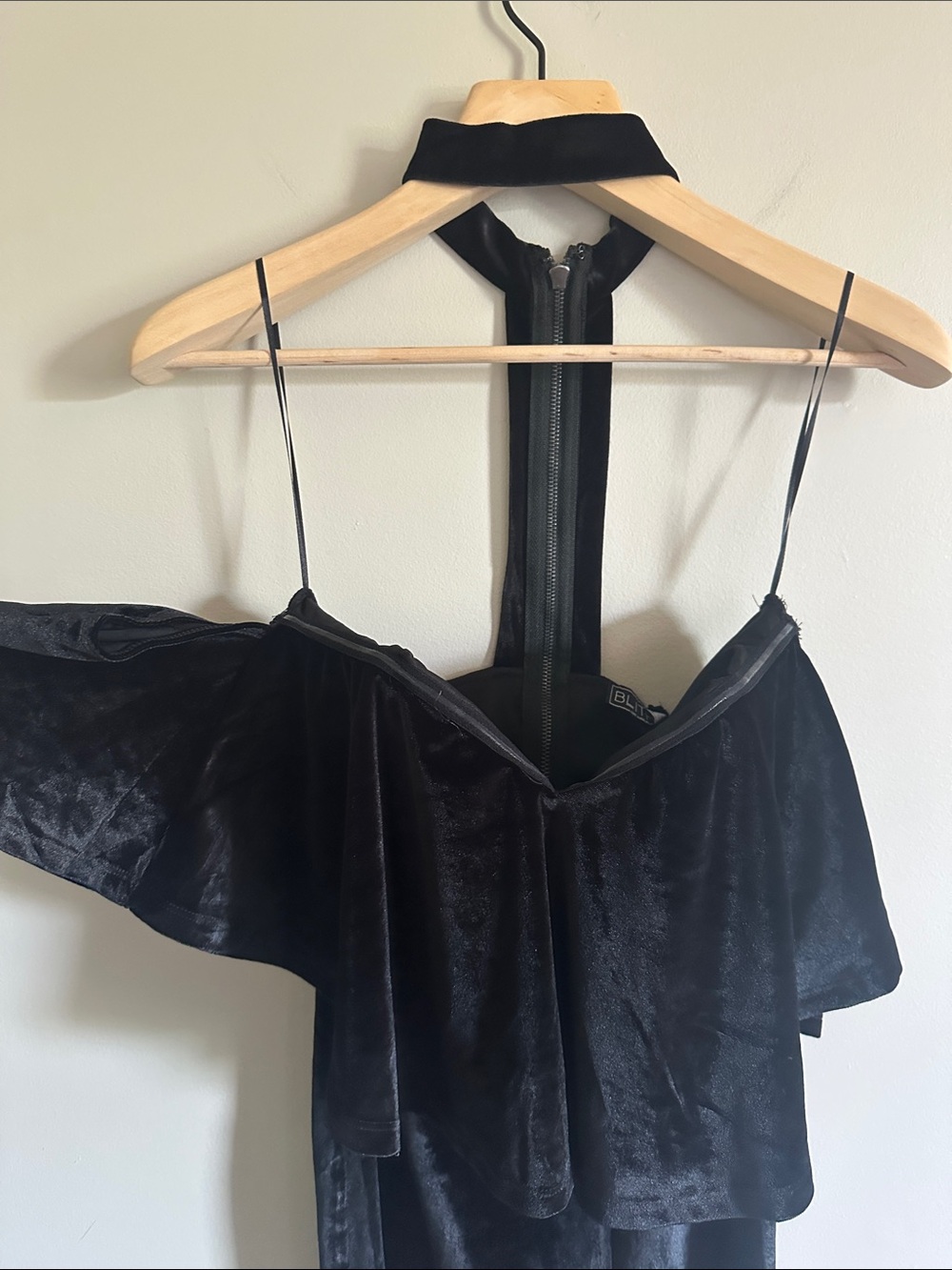 Black velvet off-the-shoulders choker dress - Picture 12 of 13